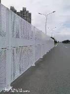 沖孔圍擋的設(shè)計(jì)有哪些特點(diǎn)？【旭東圍擋】