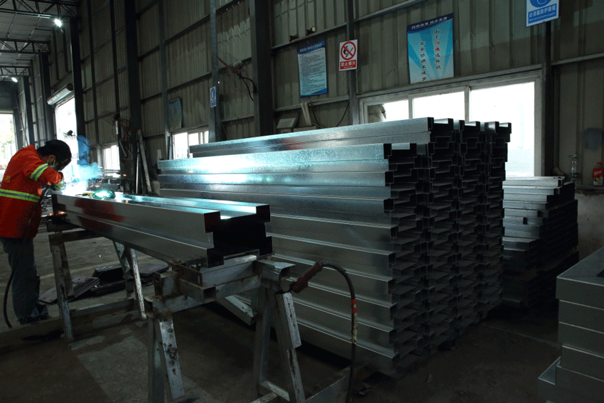 鋼圍擋生產(chǎn)流程大揭秘：10余道工序，鑄就工地安全防線(xiàn)