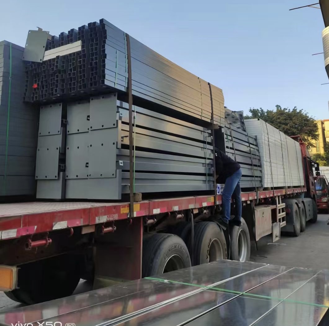 深圳抗疫刻不容緩，旭東鋼構(gòu)-鋼結(jié)構(gòu)a款圍擋持續(xù)發(fā)貨中